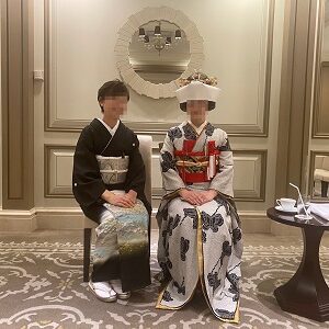 白色のリメイク引き振袖を着た花嫁と母親