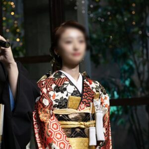 赤色のリメイク引き振袖を着た花嫁