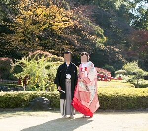 赤色のリメイク打掛を着た花嫁と花婿