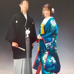 青緑色のリメイク打掛を着た花嫁と花婿
