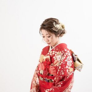 赤色のリメイク引き振袖を着た花嫁