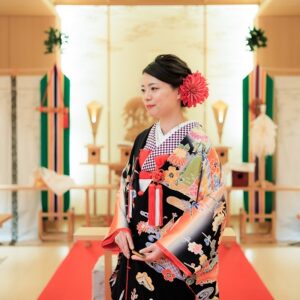 黒色のリメイク打掛を着た花嫁