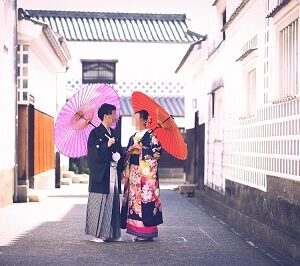 紺色のリメイク打掛を着た花嫁と花婿