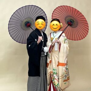 白色のリメイク打掛を着た花嫁と花婿