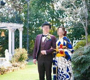 白色のリメイク引き振袖を着た花嫁と花婿