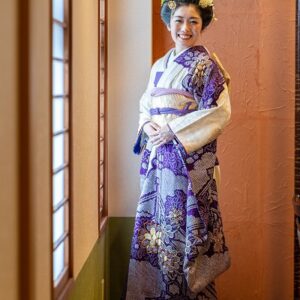 白地に紫の絞りのリメイク引き振袖を着た花嫁