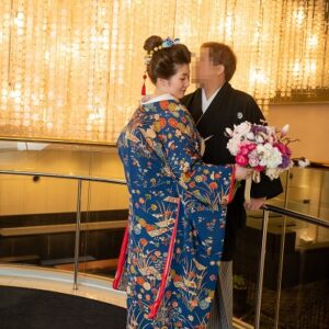 紺色のリメイク打掛を着た花嫁と花婿
