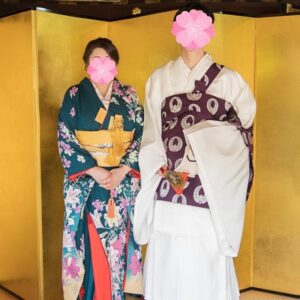 緑色のリメイク打掛を着た花嫁と花婿