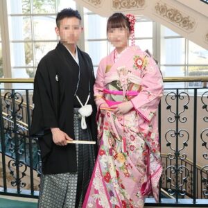 ピンク色のリメイク引き振袖を着た花嫁と花婿