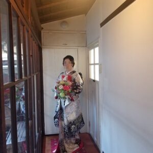 白色のリメイク引き振袖を着た花嫁