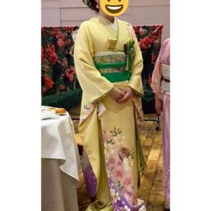 黄色のリメイク引き振袖を着た花嫁