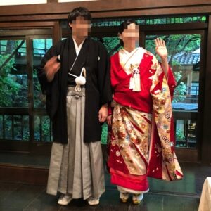 色のリメイク打掛を着た花嫁と花婿