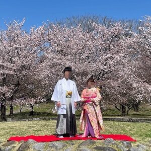 ピンク色のリメイク打掛を着た花嫁と花婿