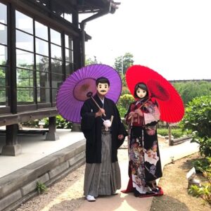 黒色のリメイク引き振袖を着た花嫁と花婿