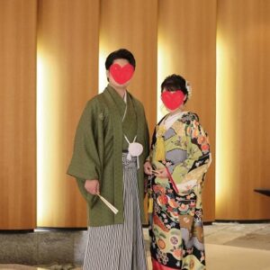 色のリメイク打掛を着た花嫁と花婿