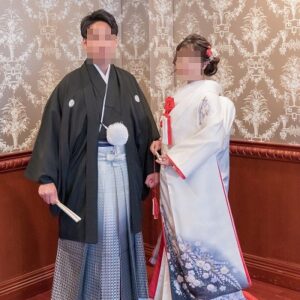 白色のリメイク打掛を着た花嫁と花婿