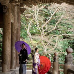 白色のリメイク打掛を着た花嫁と花婿