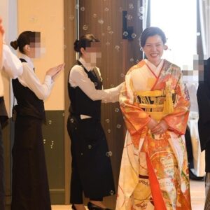 白地のリメイク引き振袖を着た花嫁