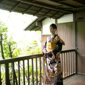 紫色のリメイク引き振袖を着た花嫁