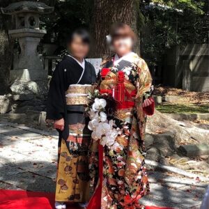 黒色のリメイク打掛を着た花嫁