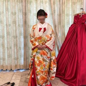 クリーム色のリメイク打掛を着た花嫁