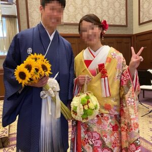 黄色のリメイク打掛を着た花嫁と花婿