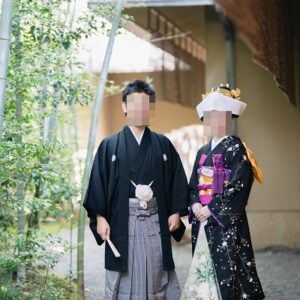 黒色のリメイク引き振袖を着た花嫁と花婿
