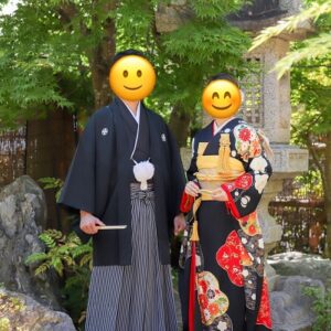 黒色のリメイク引き振袖を着た花嫁と花婿