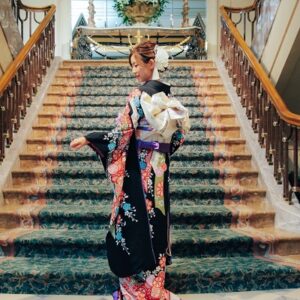 黒色のリメイク引き振袖を着た花嫁