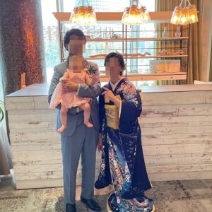 紫色のリメイク引き振袖を着た花嫁と花婿