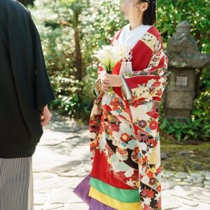 赤色のリメイク打掛を着た花嫁