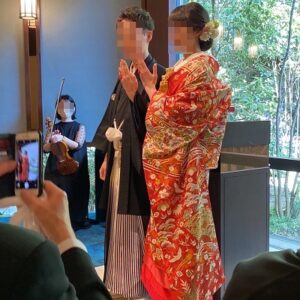 赤色のリメイク打掛を着た花嫁と花婿