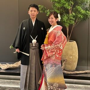 赤色のリメイク打掛を着た花嫁と花婿