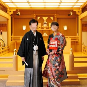 黒色のリメイク引き振袖を着た花嫁と花婿