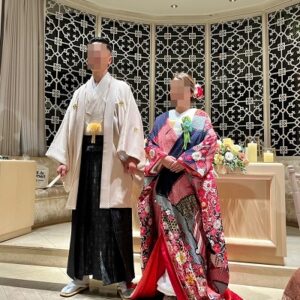 赤色のリメイク打掛を着た花嫁と花婿