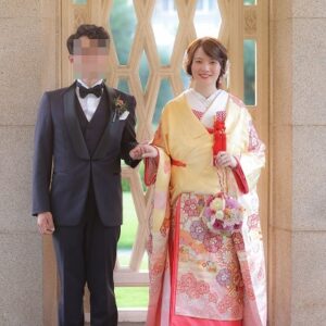 黄色のリメイク打掛を着た花嫁と花婿