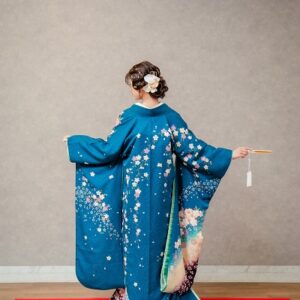 緑色のリメイク打掛を着た花嫁