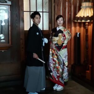 茶色のリメイク引き振袖を着た花嫁と花婿