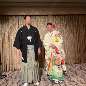 クリーム色のリメイク打掛を着た花嫁と花婿