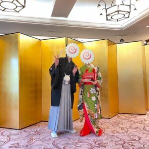 緑色のリメイク打掛を着た花嫁と花婿