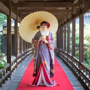 紫色のリメイク打掛を着た花嫁