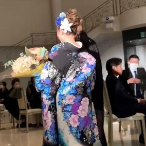 黒色のリメイク打掛を着た花嫁