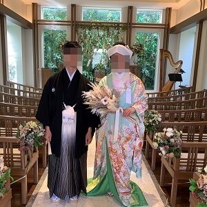 緑色のリメイク引き振袖を着た花嫁と花婿