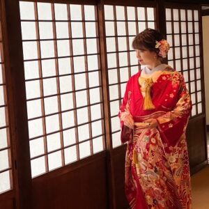 赤色のリメイク打掛を着た花嫁