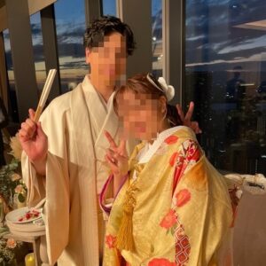 黄色のリメイク打掛を着た花嫁と花婿