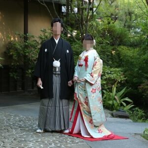 水色のリメイク打掛を着た花嫁と花婿