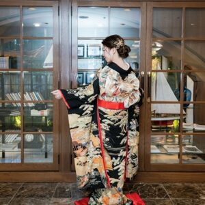 黒色のリメイク引き振袖を着た花嫁