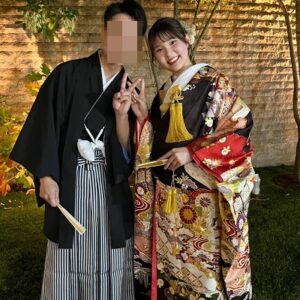 茶色のリメイク打掛を着た花嫁と花婿