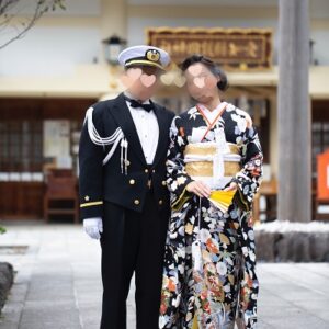 黒色のリメイク引き振袖を着た花嫁と花婿