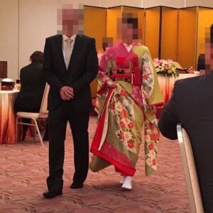 ピンク色のリメイク引き振袖を着た花嫁と花婿